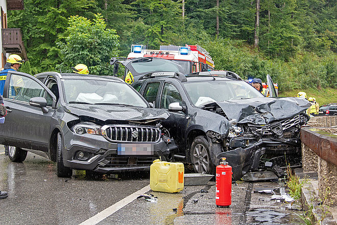 Zwei Verletzte Nach Unfall Auf B