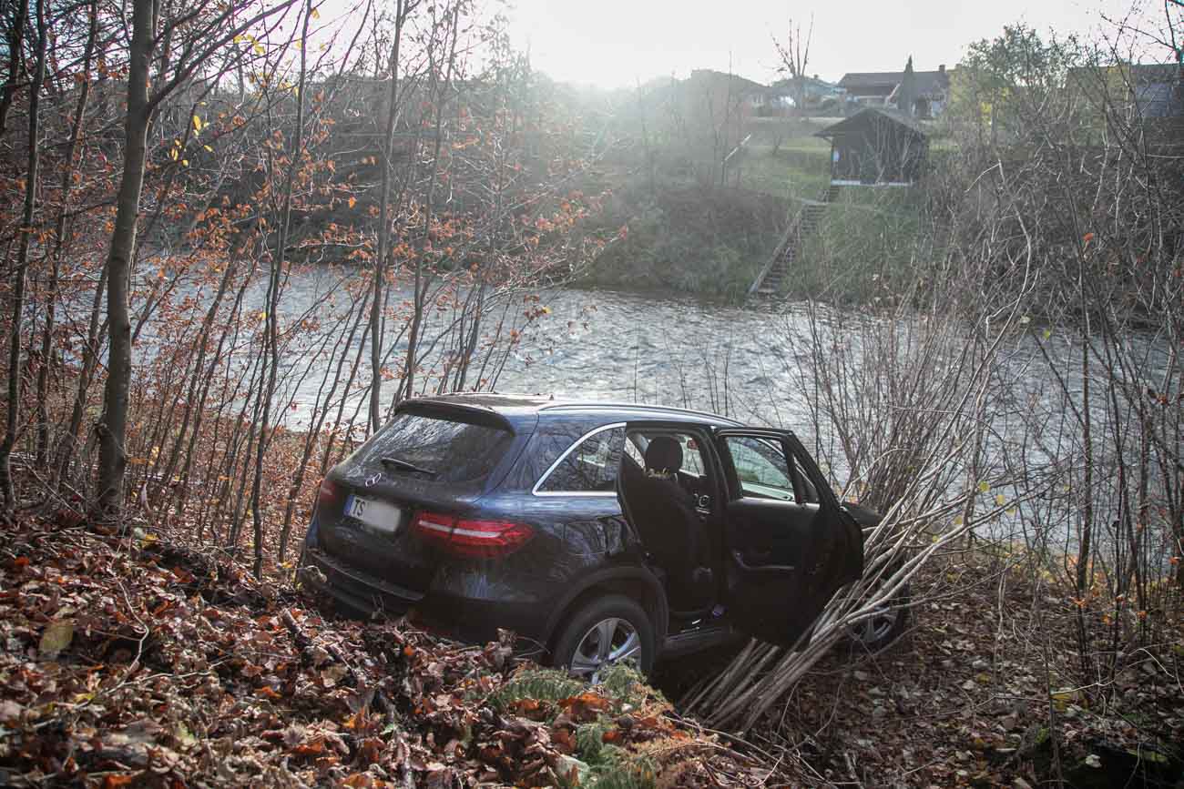 Auto stürzt Böschung hinunter