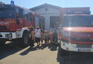 Kindergartenkinder besuchen Feuerwehr Kammer