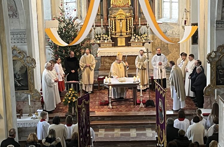 Altar Mit Bischof