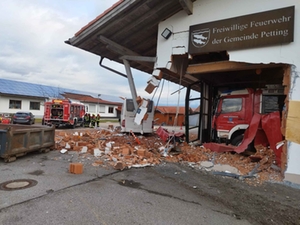 Busunfall Feuerwehrhaus Petting