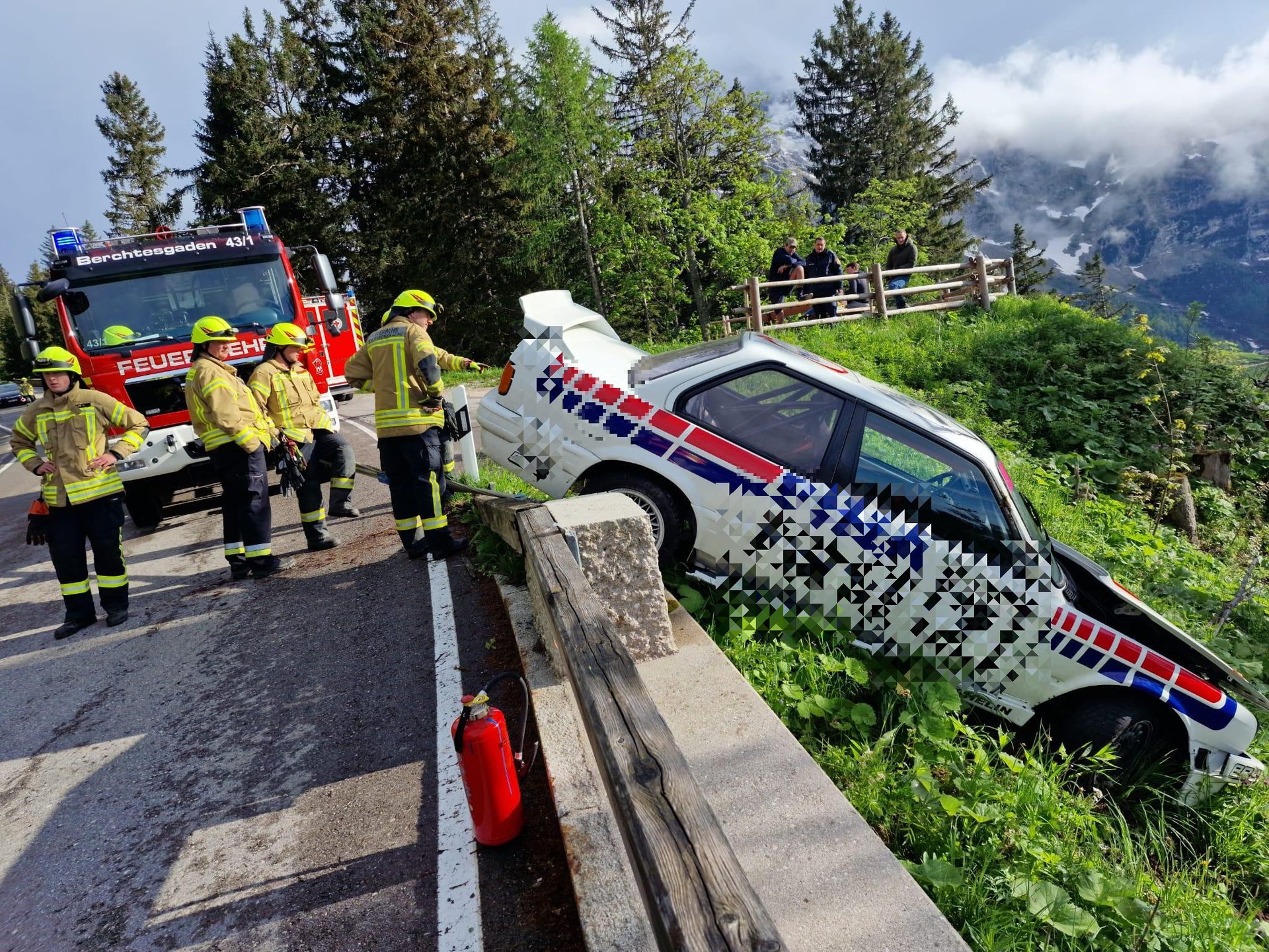 Auto Stürzt Beinahe Abhang Hinab