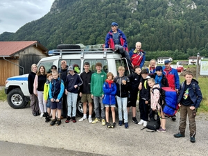 Schülergruppe bei der Bergwacht