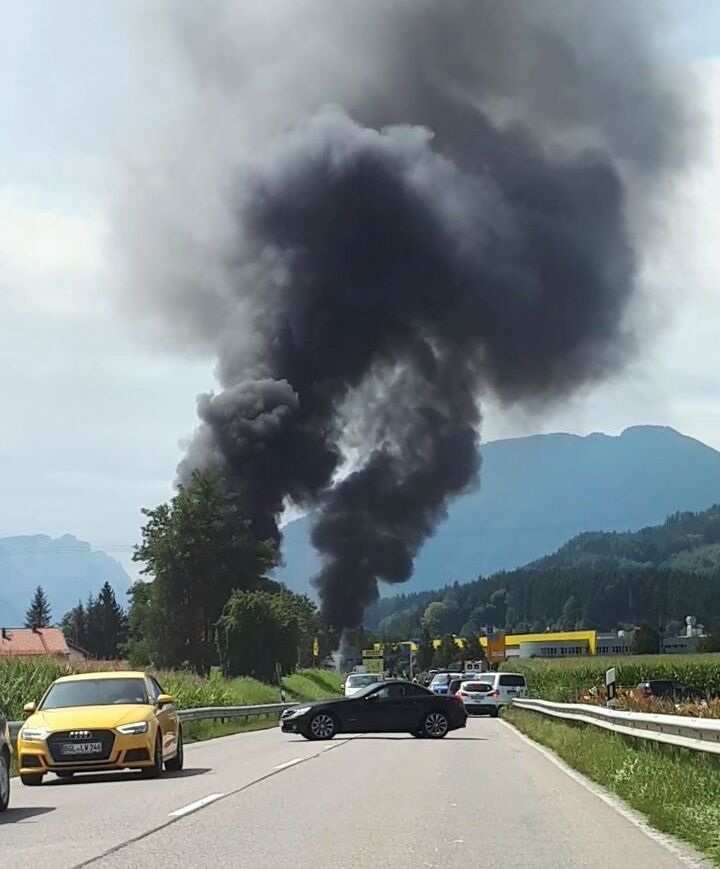 In Ainring brennt eine Autowerkstatt