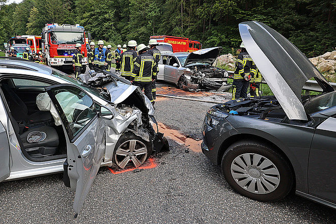 Schwerer Verkehrsunfall Auf Der B 21