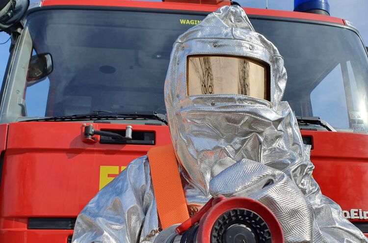 Feuerwehrmann Willi Strobl Im Hitzeschutzanzug Bereit Zur Brandbekaempfung Mitgliederwerbung Ff Waging Am See