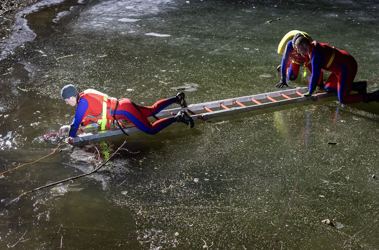 Fwuebersee Eisrettung Jan25 3115 Woifegasser Medres