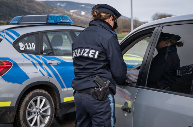 Kontrolle Am Fzg Beamtin