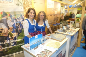 -	v.r.: CAT-Geschäftsführerin Christina Pfaffinger und CAT-Marketingleiterin Corinna Raab am Stand von Chiemsee-Alpenland Tourismus auf der Grünen Woche 