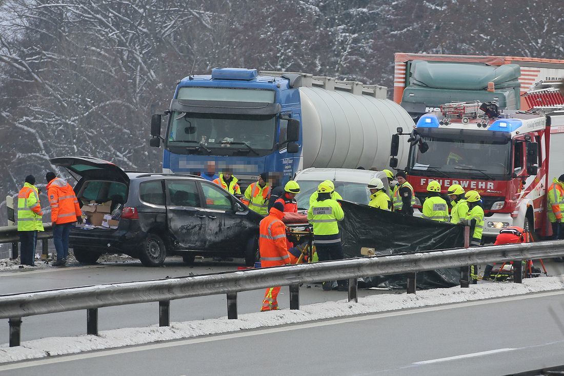 Schwerverletzter Bei Unfall Auf Der A8